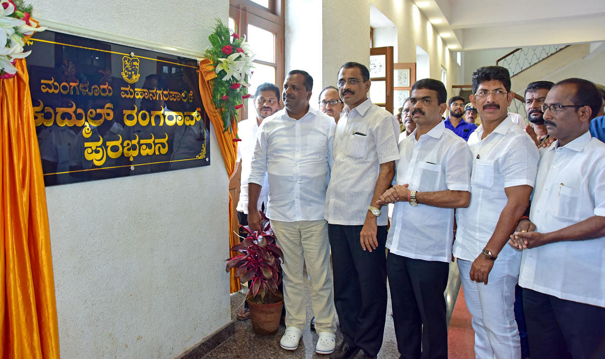 Minister for Urban Development and Housing U T Khader unveils a plaque to name Town Hall after social reformer Kudmul Ranga Rao in Mangaluru on Wednesday.