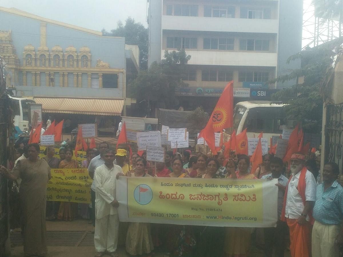 Activists of Hindu Janajagruti stage a protest opposing an alleged move to ban Hindu outfits, in Hubballi, on Thursday. DH photo.