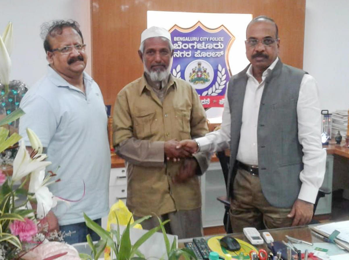 Auto driver Farad who returned the wallet of an IT company owner being felicitated at the police commissioner's office on Thursday.