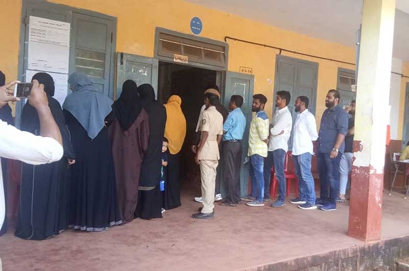 Election in progress at the polling booth set up in Bharat English medium High school in Ullal. (DH Photo)