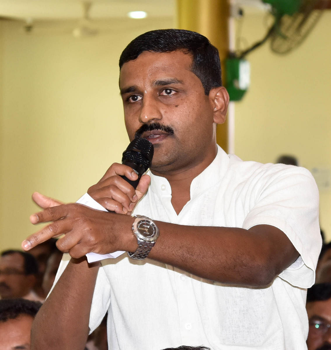 Members of the Navy Layout Welfare Association want the civic authorities and the local corporator to provide an alternative road to their locality. 