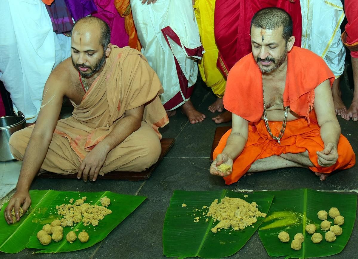 Palimaru seer Vidhyadheesha Teertha Swami and Adamaru junior pontiff Vishwapriya Teertha Swami initiate laddu muhurtha, as a part of Sri Krishna Janmastami celebrations in Udupi, on Sunday. DH PHOTO