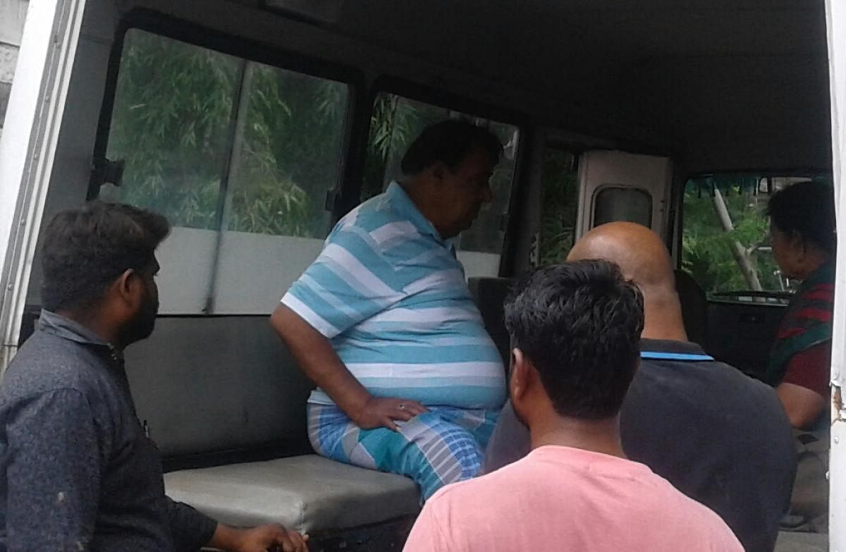 Kannada actor Doddanna being taken in an ambulance to the RTPS hospital in Shaktinagar on Tuesday. DH Photo