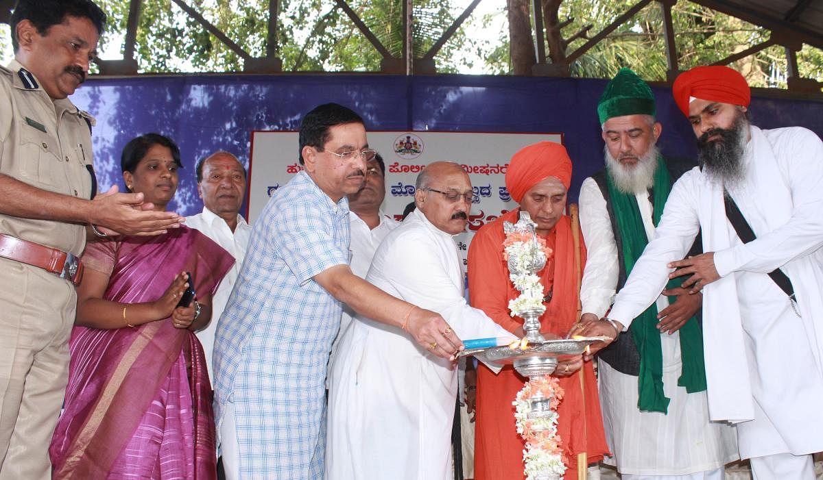 MP Pralhad Joshi, Fr S H Ullagaddi, Shri Gurusiddha Rajayogindra Swamiji, Maulana Tajuddi Khadri and Gyani Major Singh lighting the lamp at the inauguration of Ganesh Chaturthi-Moharrum harmony meet held at old CAR police parade ground on Karwar Road in H