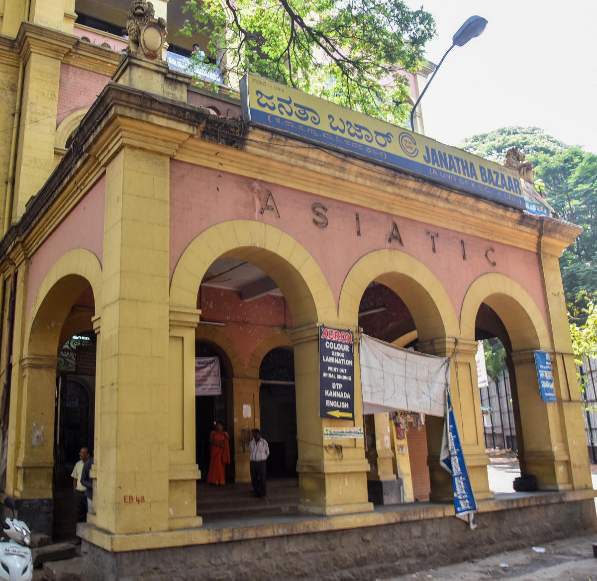 Bengalureans have come forward to protect the 83-year-old Asiatic Building housing the Janatha Bazaar on KG Road. DH FILE PHOTO