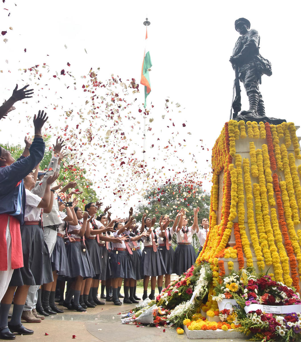 Schoolgirls pay floral tributes to soldiers who fought the Indo-Pak war of 1965 at the National Military Memorial in Bengaluru on Monday. DH PHOTO/Janardhan B K
