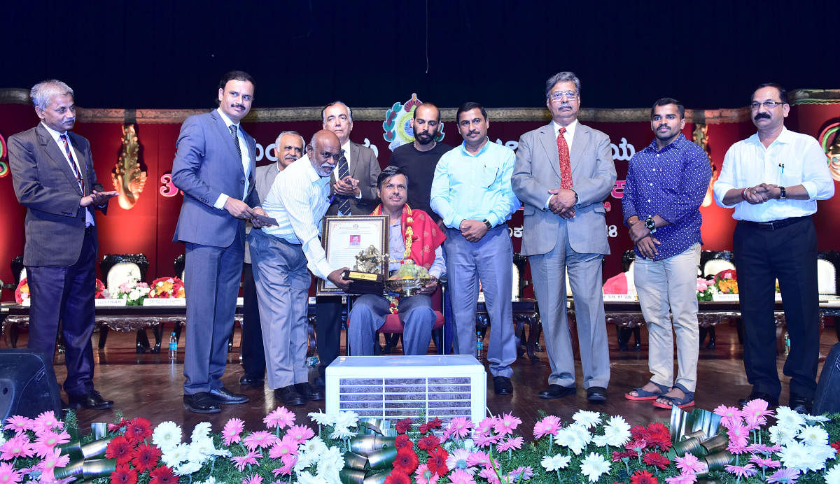 Mangalore University conferred Best Teacher Award on Prof K S Jayappa, professor, Department of Marine Geology, at the 39th Foundation Day and Teachers’ Day programme, Mangalagangothri, on Monday.