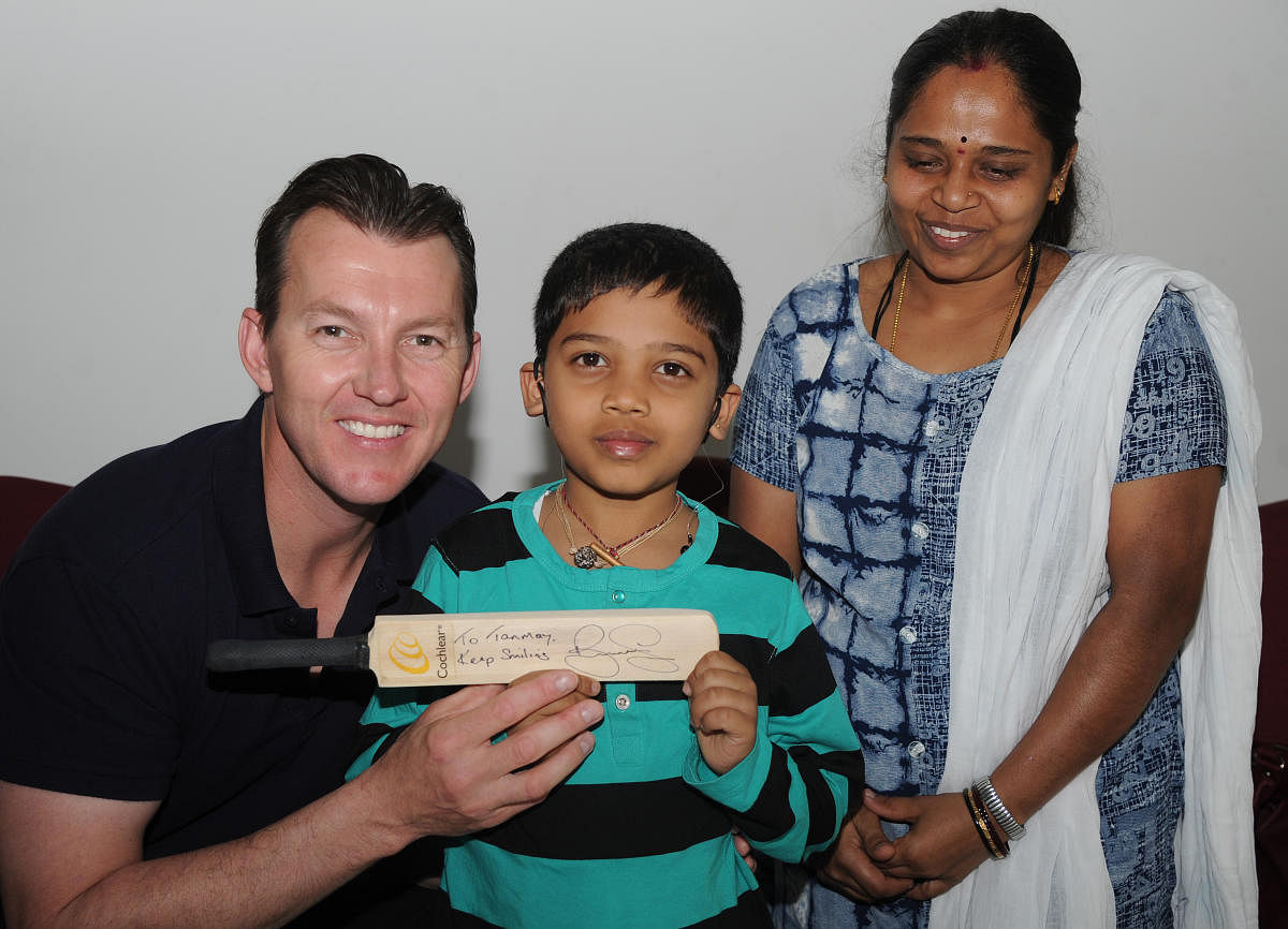 Former Australian cricketer Brett Lee with Tanmay M S, a Cochlear recipient, and the boy's mother Suguna at the DH office in Bengaluru on Monday. DH PHOTO/Sriaknat Sharma R