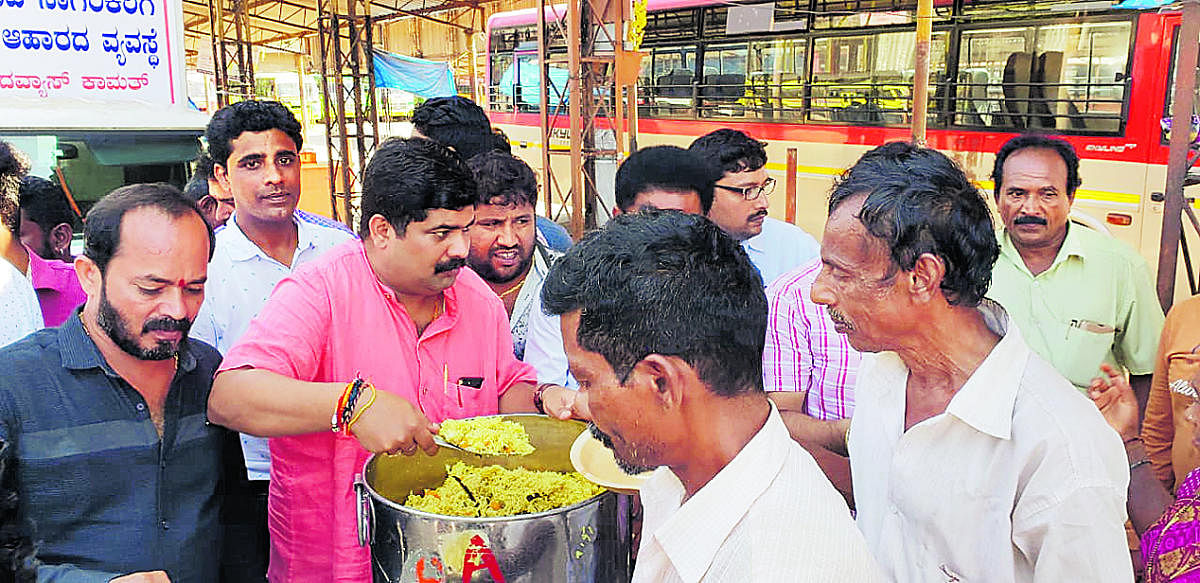 MLA D Vedavyas Kamath serving food to the needy at KSRTC bus stand in Bejai, Mangaluru on Monday.