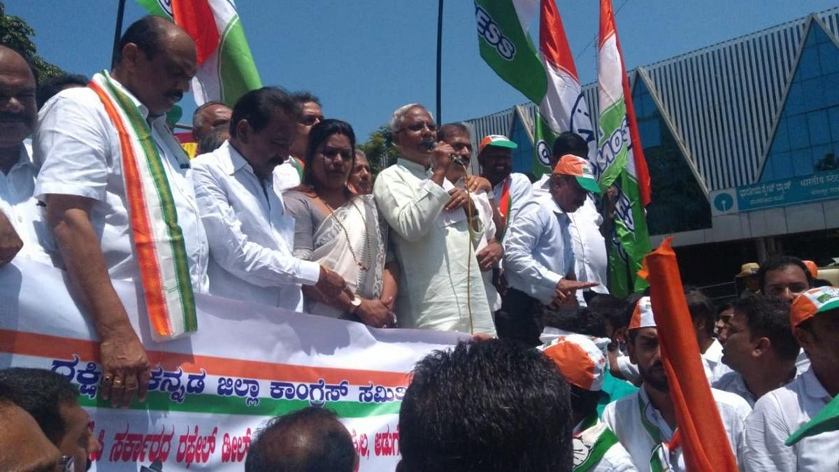 Congress leaders and party workers protest demanding probe into Rafale deal. DH photo