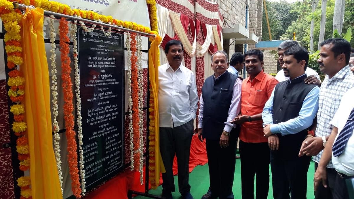 Agriculture Minister Shivashankara Reddy inaugurates the agricultural engineering department at GKVK campus, Bengaluru, on Tuesday. DH photo.