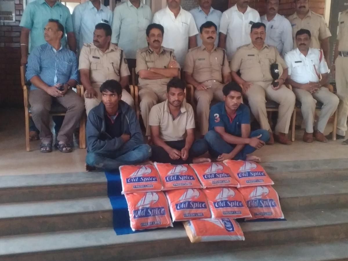 Drug peddlers arrested in Hubballi, along with police officials.