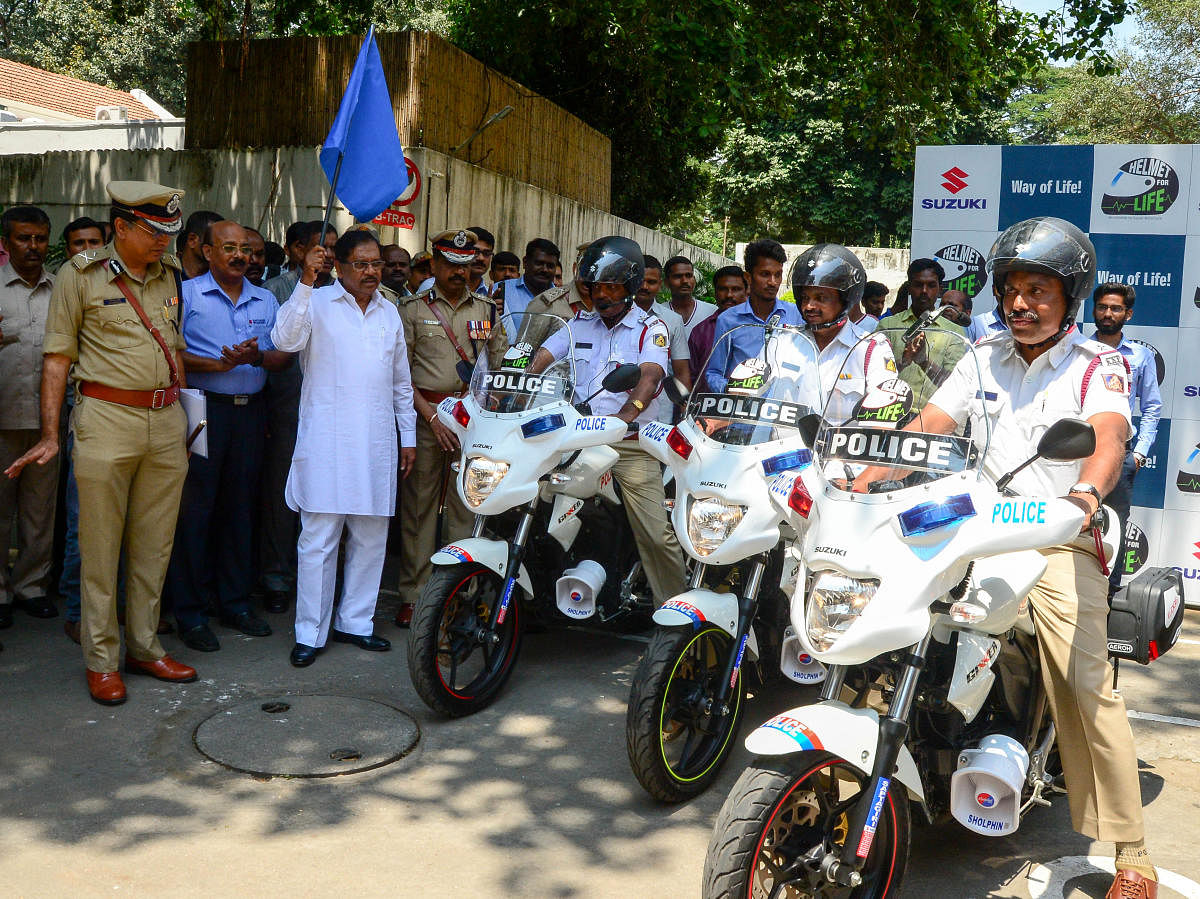Traffic cops were presented Suzuki Gixxer bikes in the presence of Deputy Chief Minister G Parameshwara. DH Photo