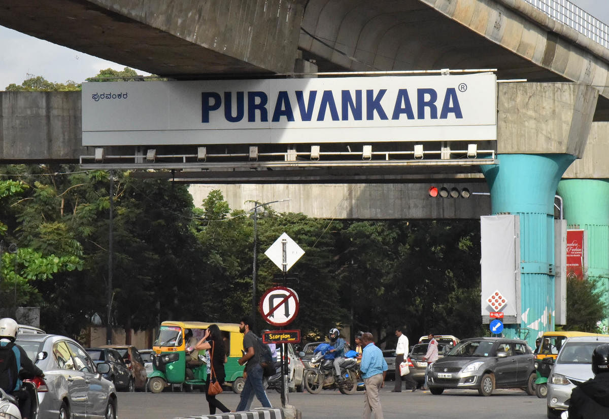 Cauvery Emporium junction, MG Road, is among the intersections that will get adaptive signals. DH FILE PHOTO