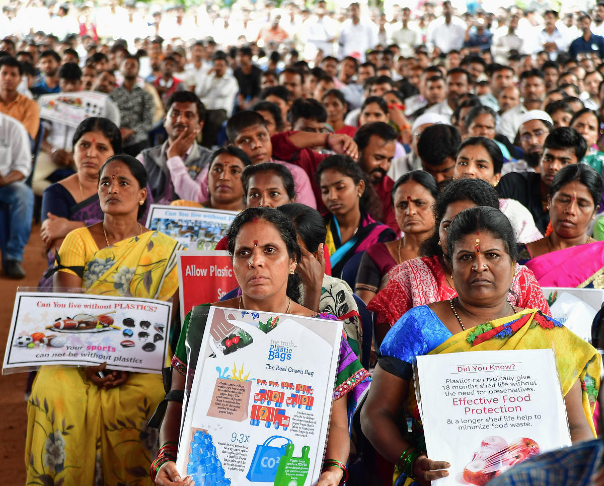 State Plastic Producers Association members stage protest against the banning of plastic bags in Bengaluru by BBMP. (DH Photo)