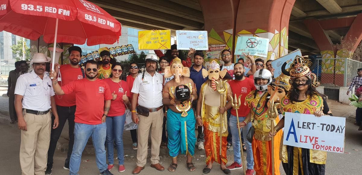 The Red FM 93.5 team joined hands with the traffic police to get ‘Lord Ganesha’ to spread the importance of helmets.