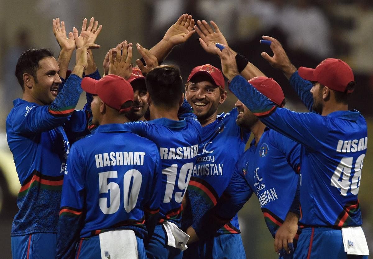 Afghan cricketer Mohammad Nabi (L) celebrates with teammates after he dismissed Sri Lanka's cricket team captain Angelo Mathews during the one day international (ODI) Asia Cup cricket match between Sri Lanka and Afghanistan at the Sheikh Zayed Stadium in Abu Dhabi on September 17, 2018. (AFP Photo)