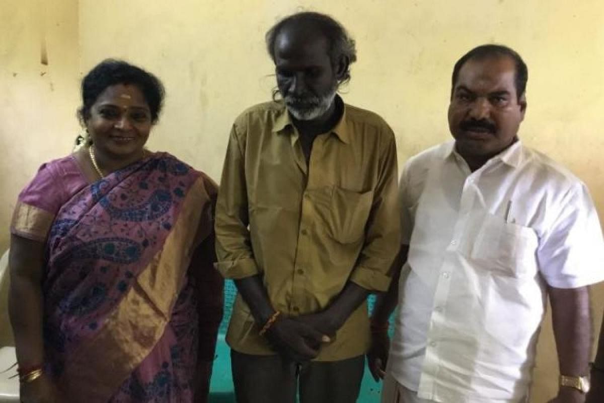 TN BJP chief Tamilisai Soundararajan meets Kathir (centre) at his residence in Chennai on Tuesday. (pic @DrTamilisaiBJP)