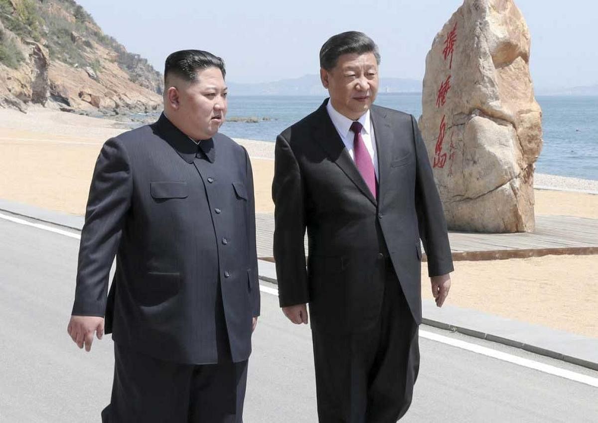 Chinese President Xi Jinping and North Korean leader Kim Jong Un meet in Dalian, Liaoning province, China in this picture released by Xinhua on May 8, 2018. Xie Huanchi/Xinhua via REUTERS 