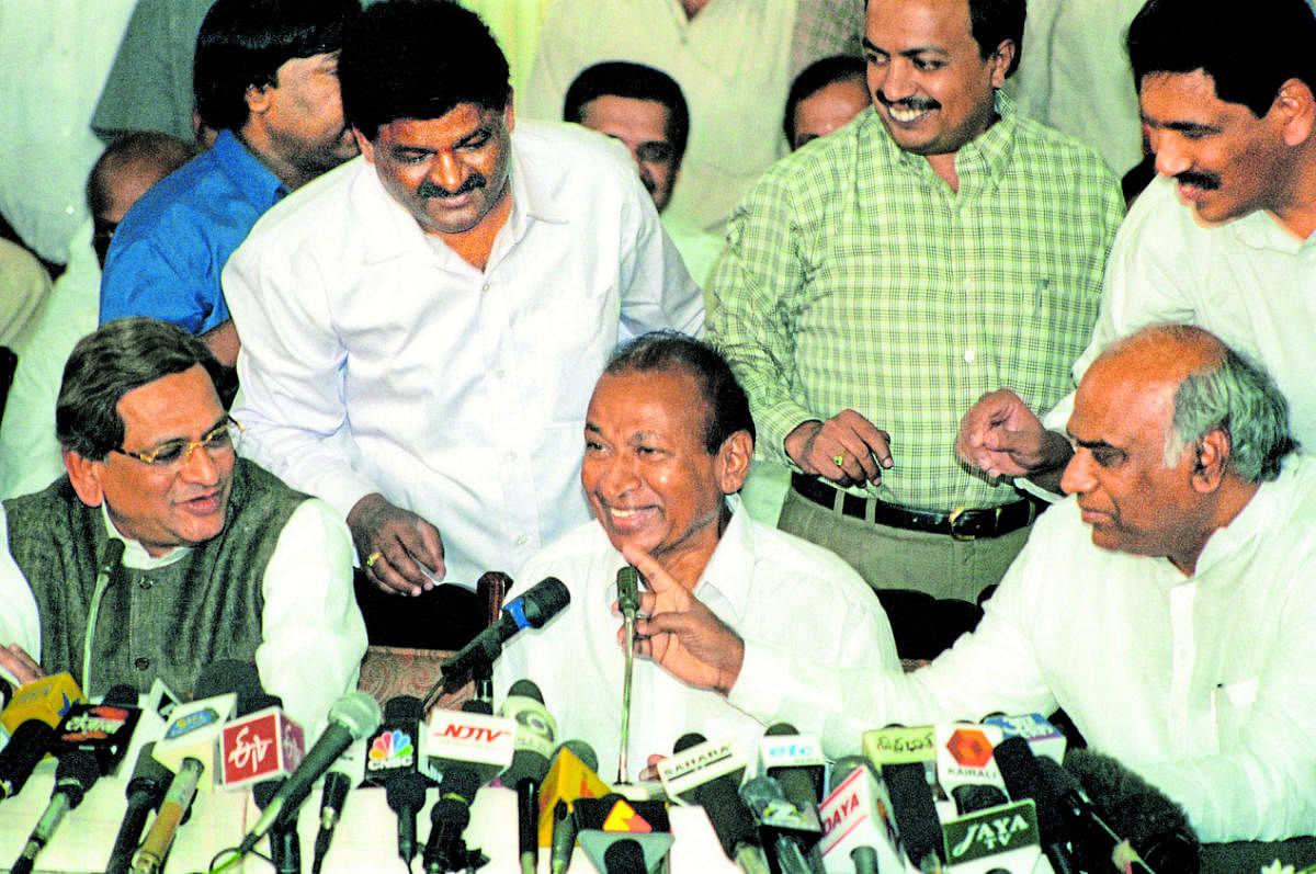 Actor Rajkumar addresses a press conference at Vidhana Soudha in Bengaluru after he was released from the clutches of forest brigand Veerappan in 2000. The then chief minister S M Krishna and minister Mallikarjuna Kharge look on. DH file photo