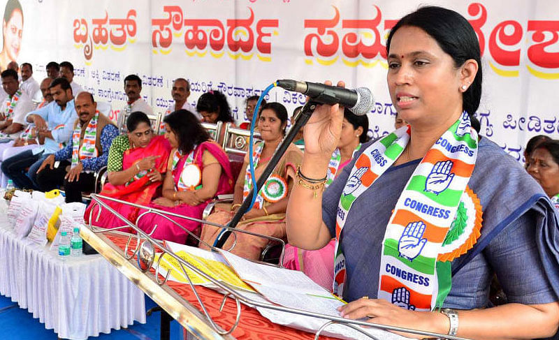KPCC women wing President Laxmi Hebbalkar speaks after inaugurates the samavesha at Kavoor outskirt of Mangaluru. DH file photo. 