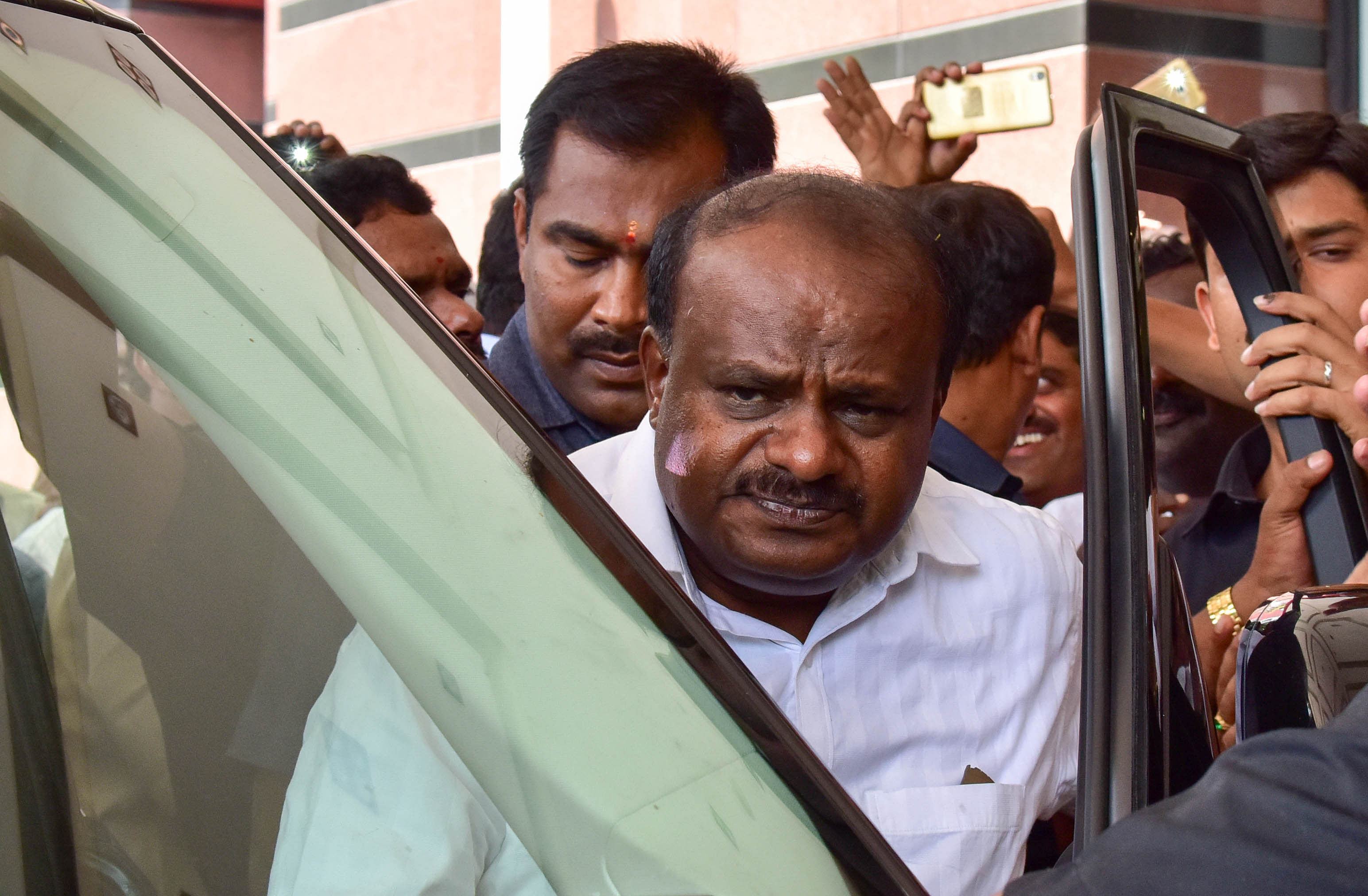 H D Kumaraswamy leaves the Le Meridien hotel, Bengaluru, after attending the JD(S) legislature party meeting on Sunday. DH Photo