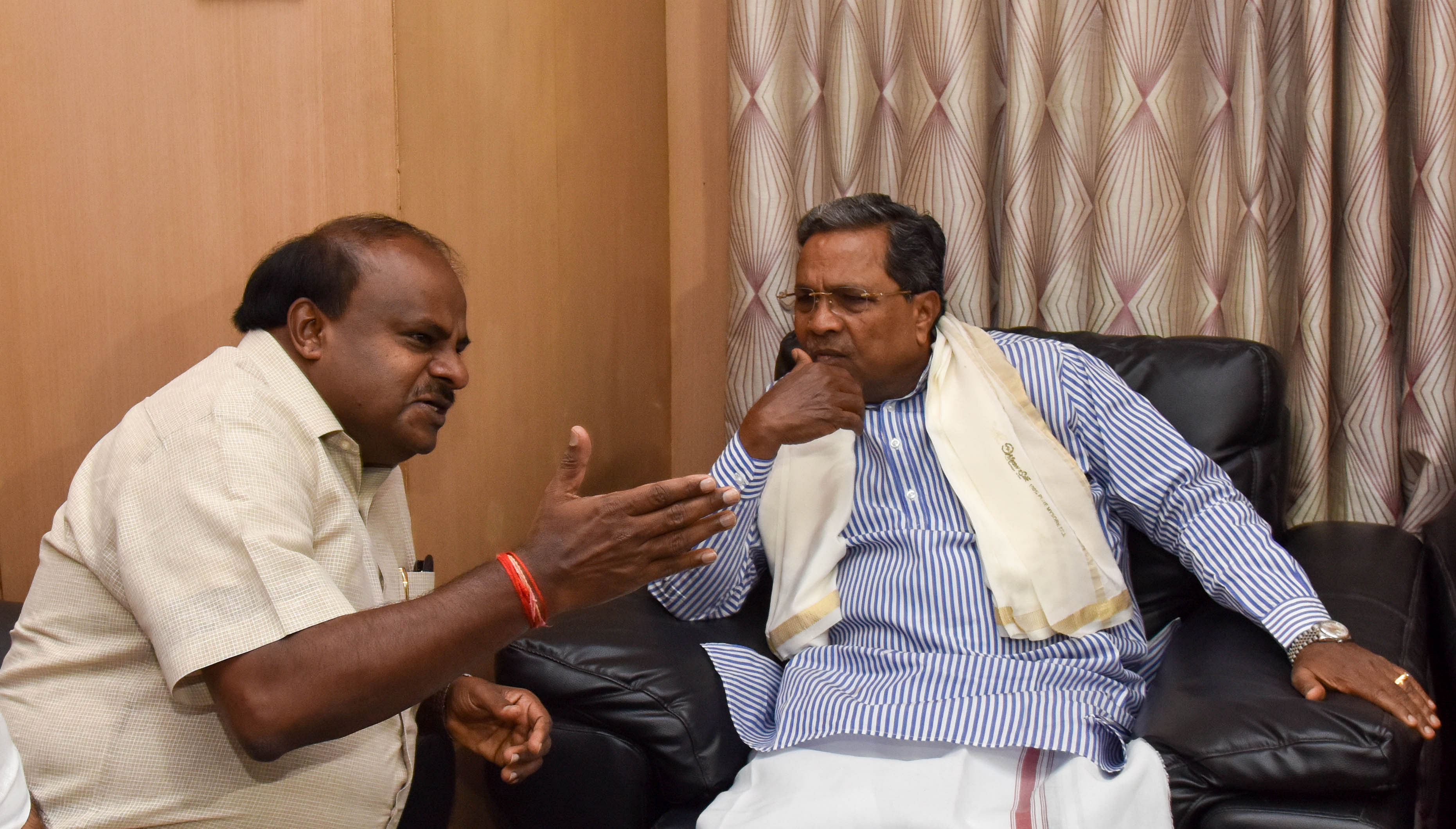 Chief Minister H D Kumaraswamy and former chief minister Siddaramaiah seen during the coordination committee meeting between Congress and JD(S) at the Kumarakrupa guest house in Bengaluru. DHPhoto/ B H Shivakumar