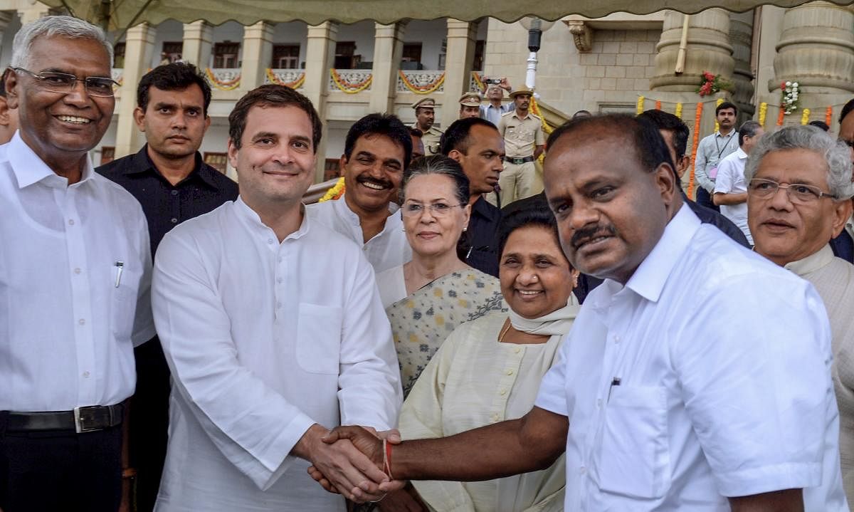 Bengaluru: Newly sworn-in Karnataka Chief Minister H D Kumaraswamy shakes hands with AICC President Rahul Gandhi as Congress leader Sonia Gandhi, Bahujan Samaj Party leader Mayawati and other leaders look on after the swearing-in ceremony, in Bengaluru, o