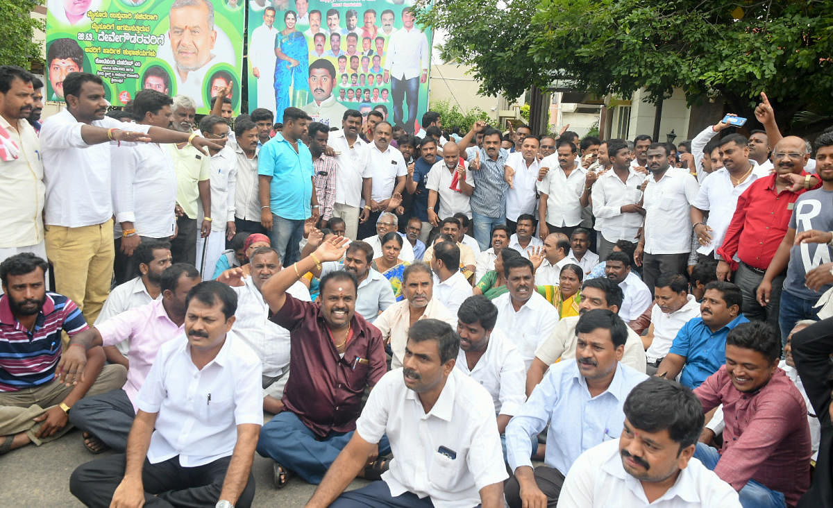 Supporters of Minister G T Deve Gowda stage a protest in Mysuru on Saturday. DH PHOTO