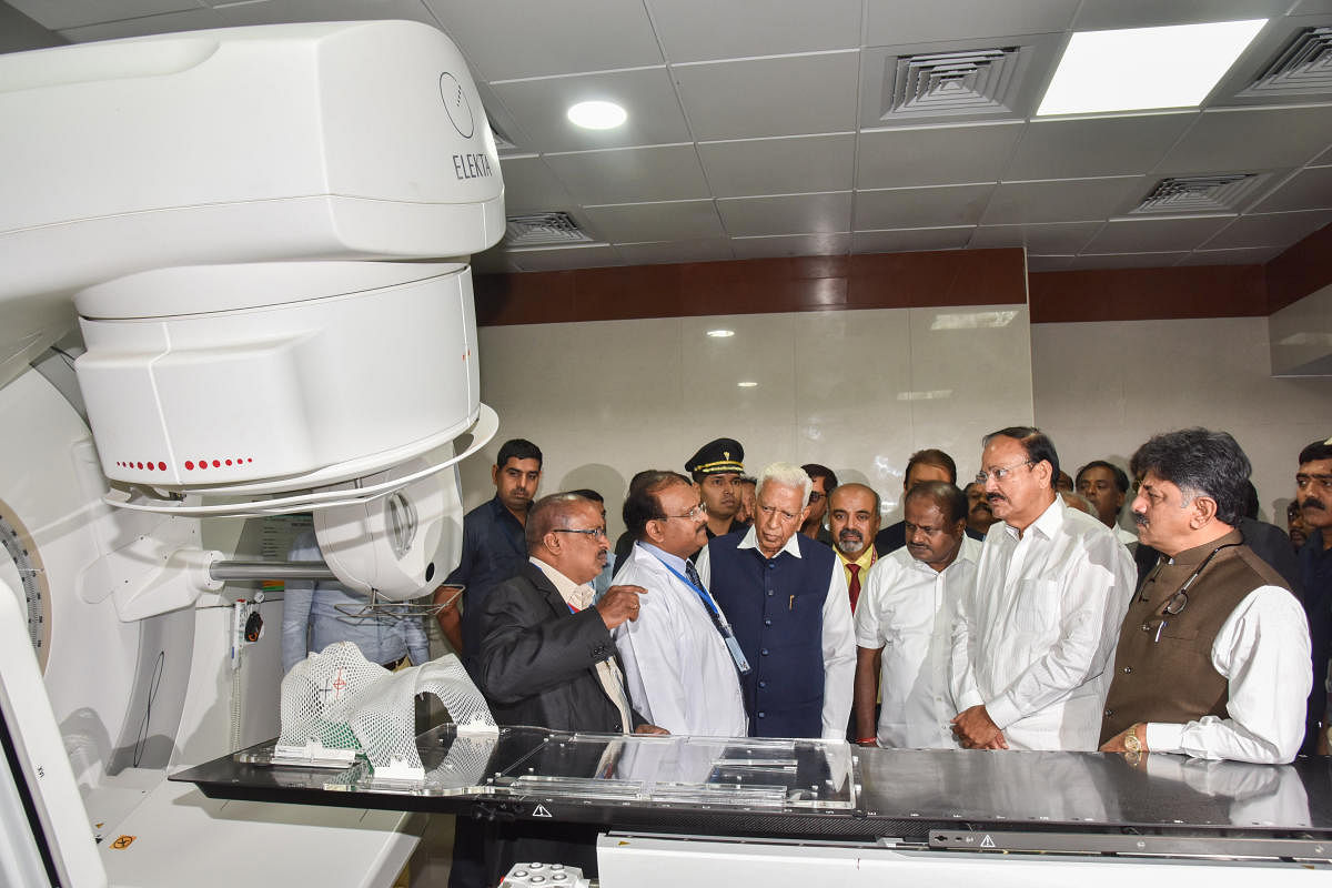 Vice president M Venkaiah Naidu inaugurates the state cancer institute block at the Kidwai Memorial Institute of Oncology in Bengaluru on Thursday. DH PHOTO/S K DINESH   