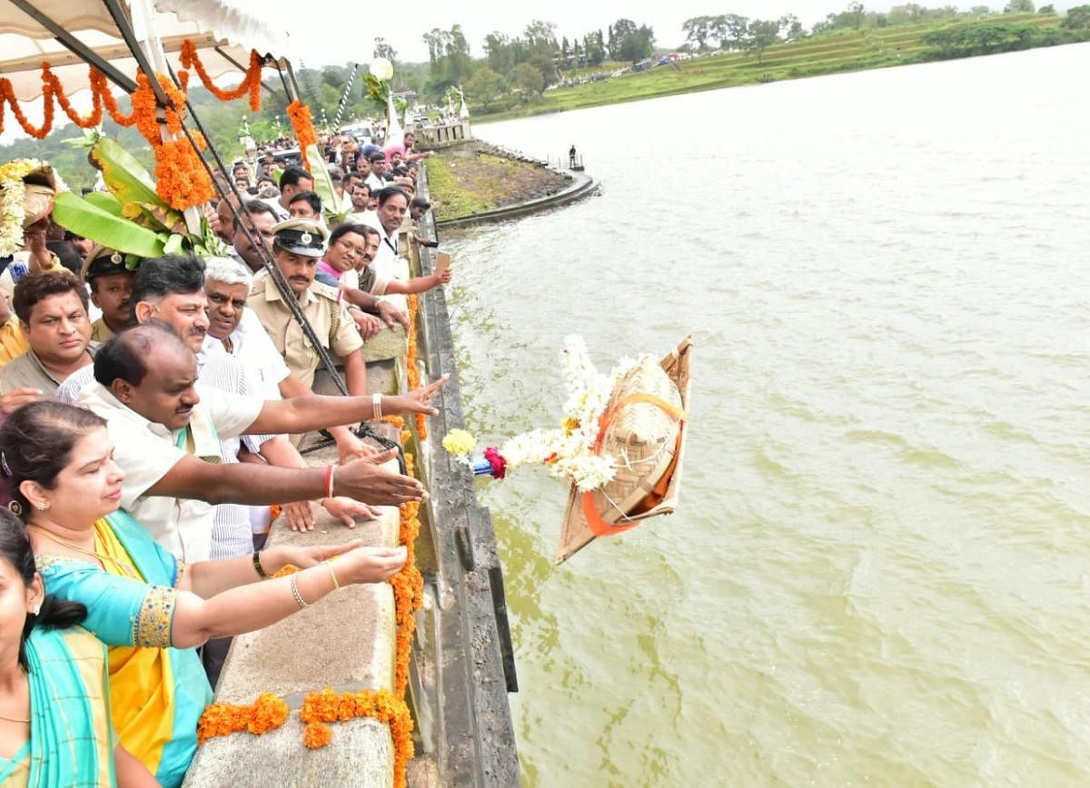 Chief Minister H D Kumaraswamy along with his wife Anitha Kumaraswamy offer baagina at Harangi reservoir on Thursday.