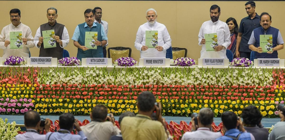 New Delhi: Prime Minister Narendra Modi along with Union ministers Nitin Gadkari, Radha Mohan Singh, Ram Vilas Paswan, Harsh Vardhan and Dharmendra Pradhan, releases a booklet on 'National Policy on Biofuels 2018' during the World Bio-Fuel Day 2018 functi