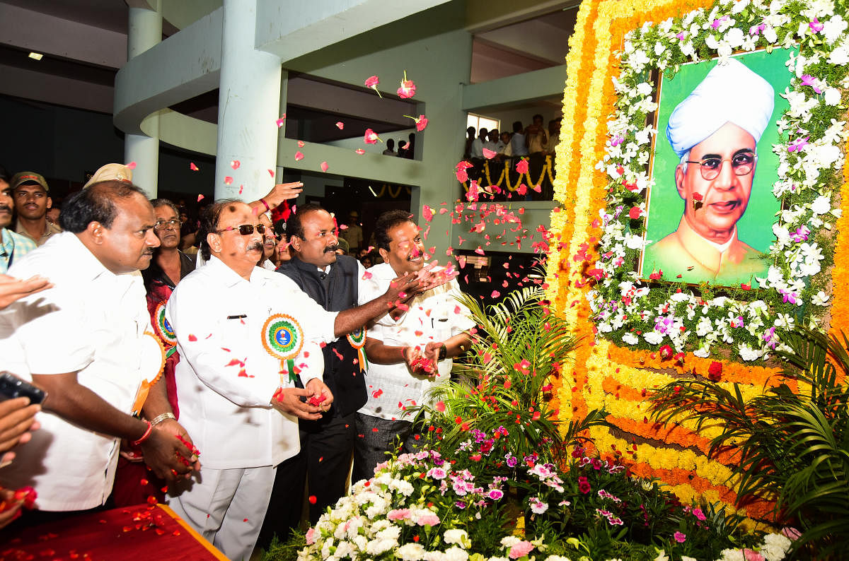 Chief Minister H D Kumaraswamy pays floral tributes to the portrait of former president Dr S Radhakrishnan, on the occasion of Teachers’ Day at Central College in Bengaluru on Wednesday. Minister Roshan Baig and Mayor N Sampath Raj are seen. DH PHOTO