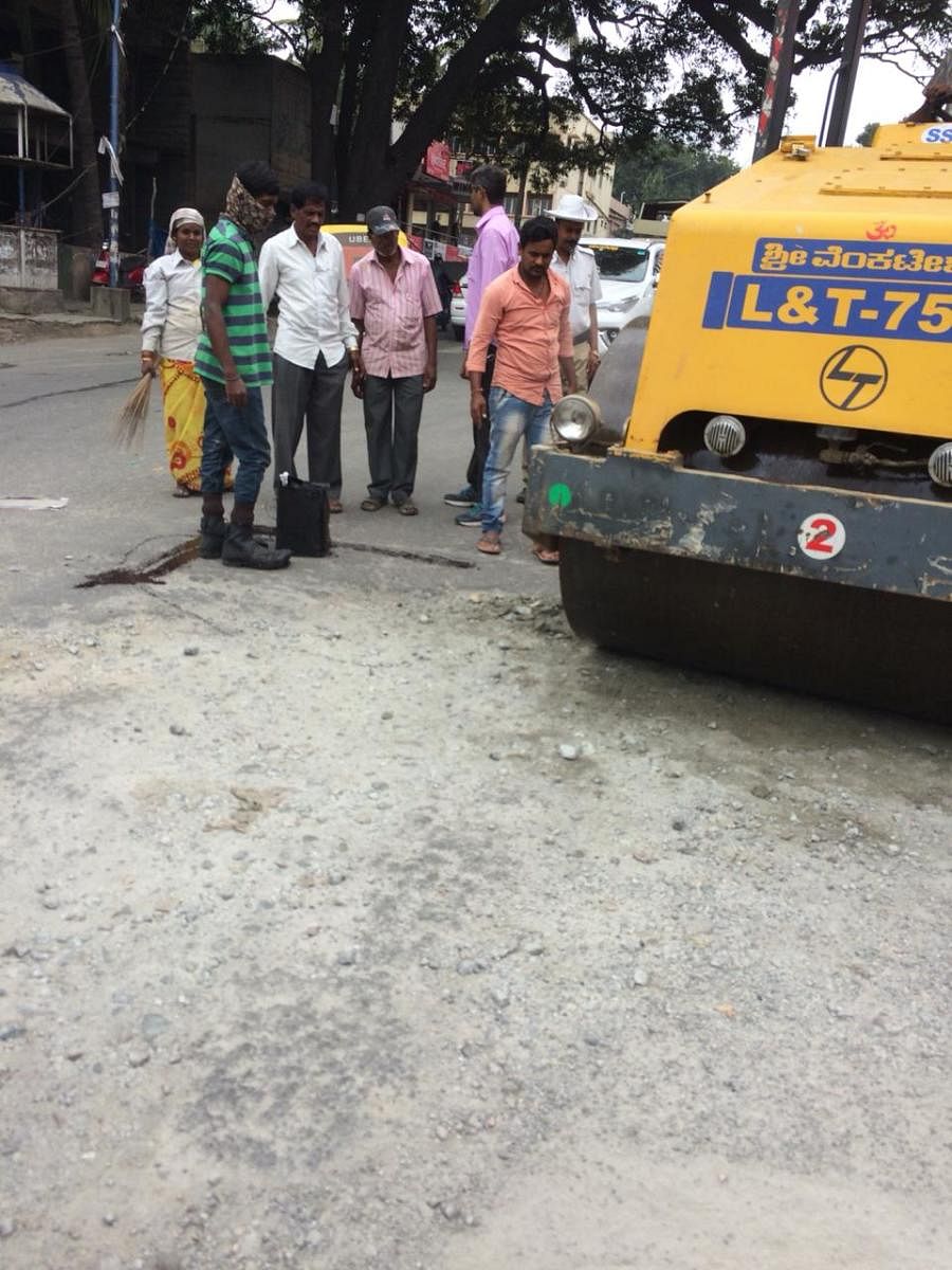 A road-roller used to to fix potholes at the intersection on Hosur Main Road added up to traffic chaos on Friday.