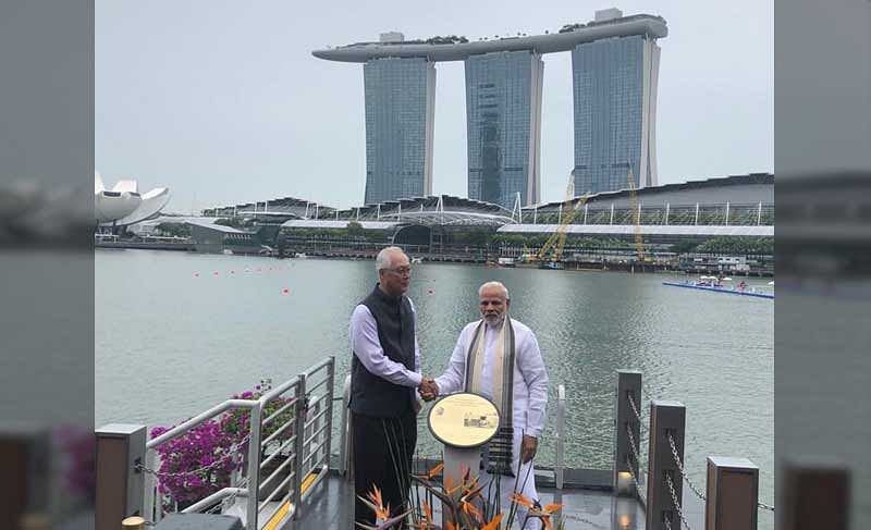 Prime Minister Narendra Modi and Singapore's former premier Goh Chok Tong jointly unveils a plaque to pay tribute at the immersion site of Mahatma Gandhi’s ashes at Clifford Pier. (Twitter/PMO India)