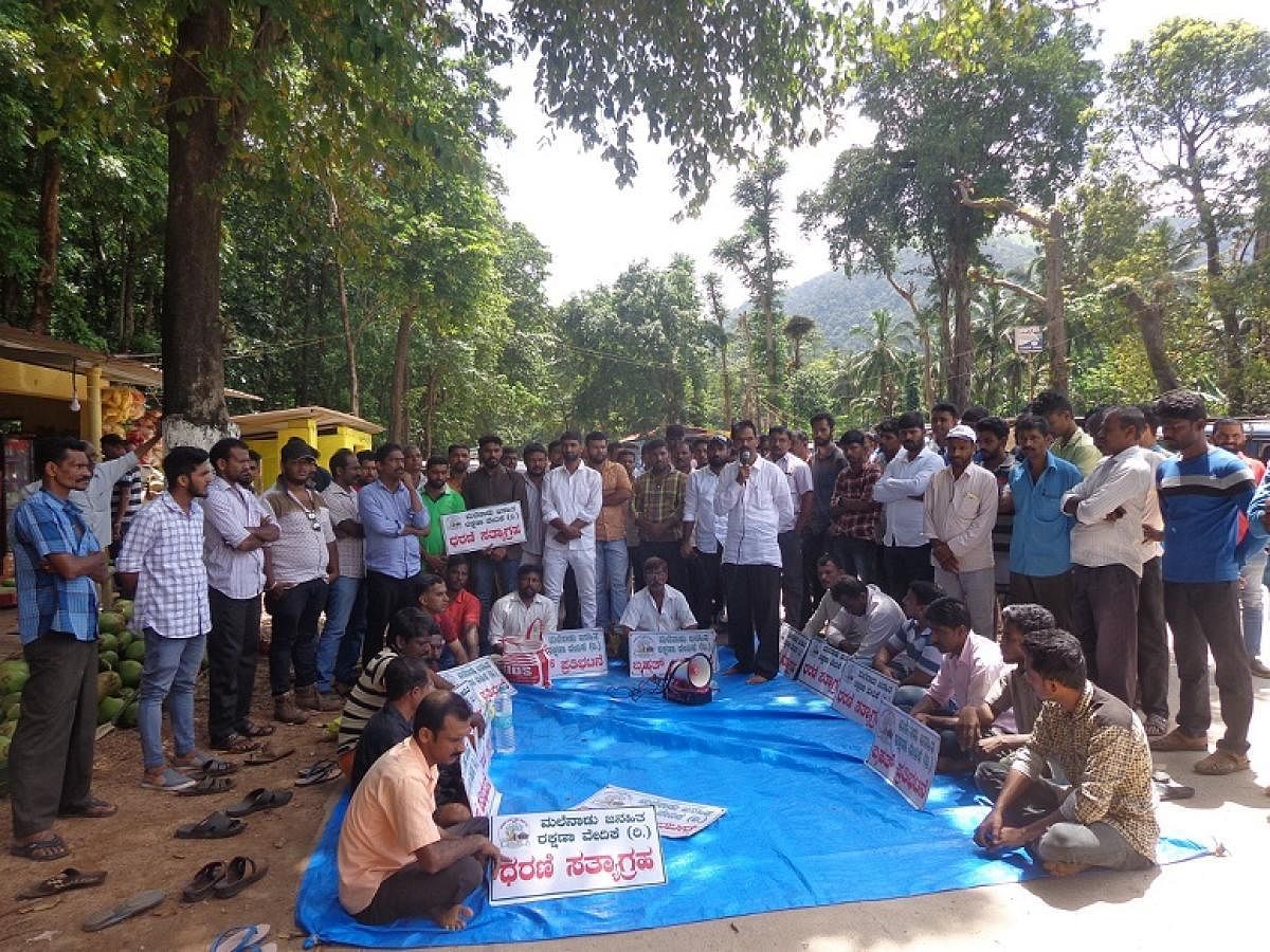 Malenadu Janahitha Rakshana Vedike Convener Kishore Shiradi speaks at a protest organised to demand the authorities to allow the movement of buses and six wheel lorries on Shiradi Ghat, at Gundya, on Saturday.