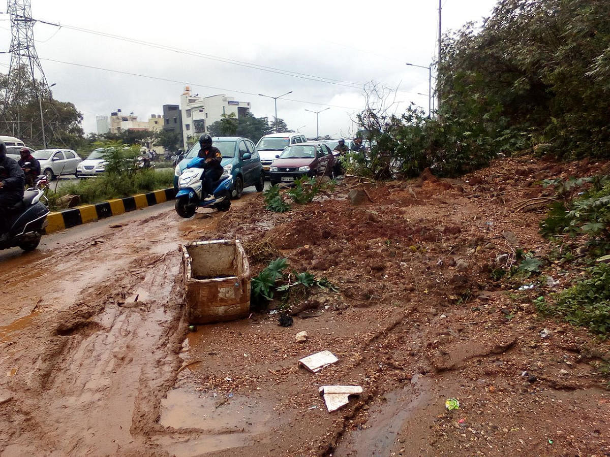 A minor landslide on the service road of the Outer Ring Road that leads to Mysore Road metro station from Nagarbhavi circle, due to heavy rain on wee hours of Monday. DH Photo