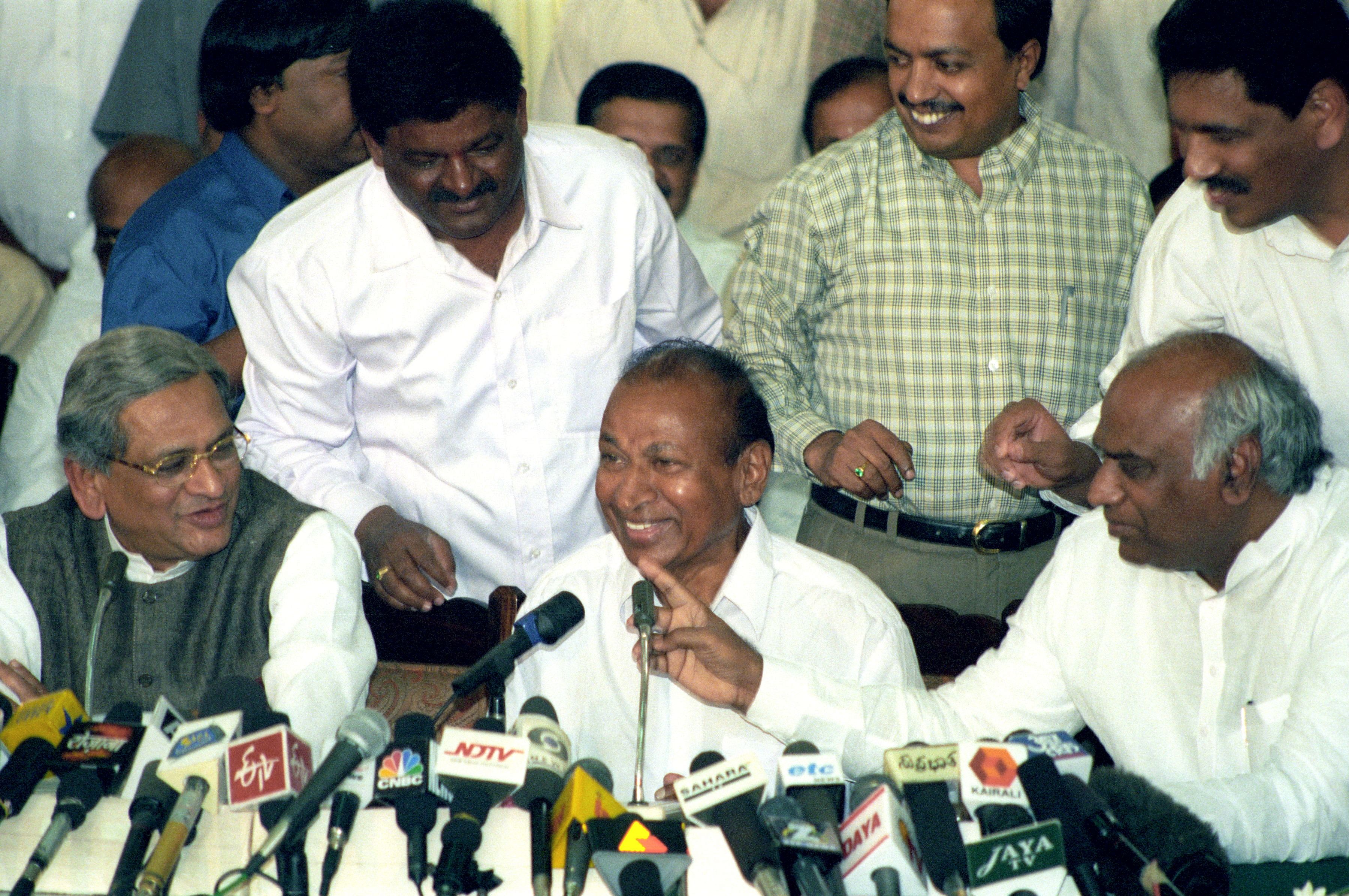 Kannada matinee idol Dr Rajkumar addresses a press conference at Vidhana Soudha in Bengaluru after he was released from the clutches of forest brigand Veerappan. The then chief minister S M Krishna (left) and home minister Mallikarjuna Kharge are also seen. (DH Archives)