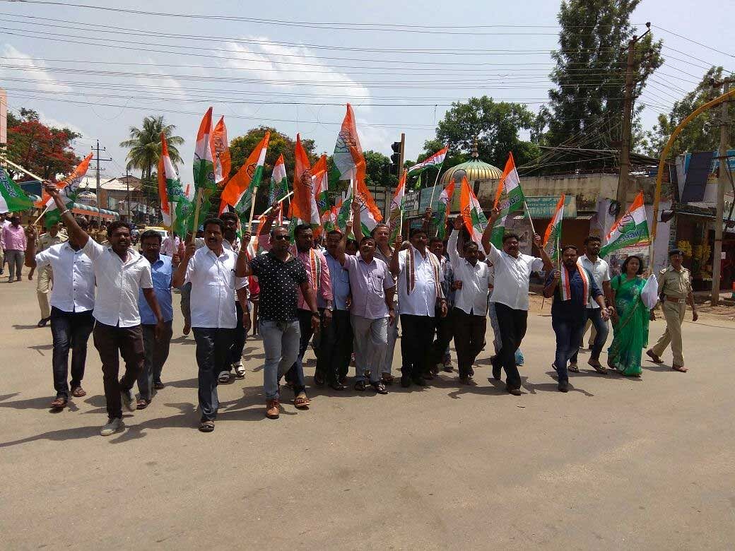 Congress party workers from Mangaluru City south and north blocks staged a protest against the inordinate delay in completing the national highway-66 (NH-66) widening work. This project includes the construction of Pumpwell and Thokkottu junction flyovers. DH file photo for representation only