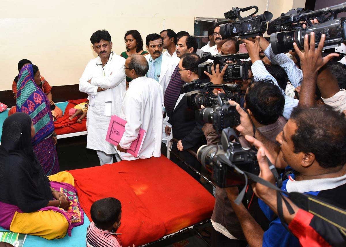 Medical Education Minister D K Shivakumar enquirers with doctors at Karnataka Institute of Medical Sciences, Hubballi on Saturday regarding the health of a patient. DH Photo