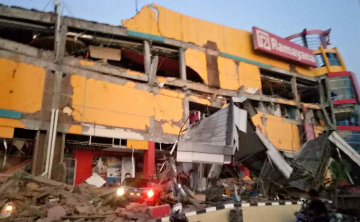  A collapsed shopping mall in Palu, Central Sulawesi after a strong earthquake hit the area. AFP photo