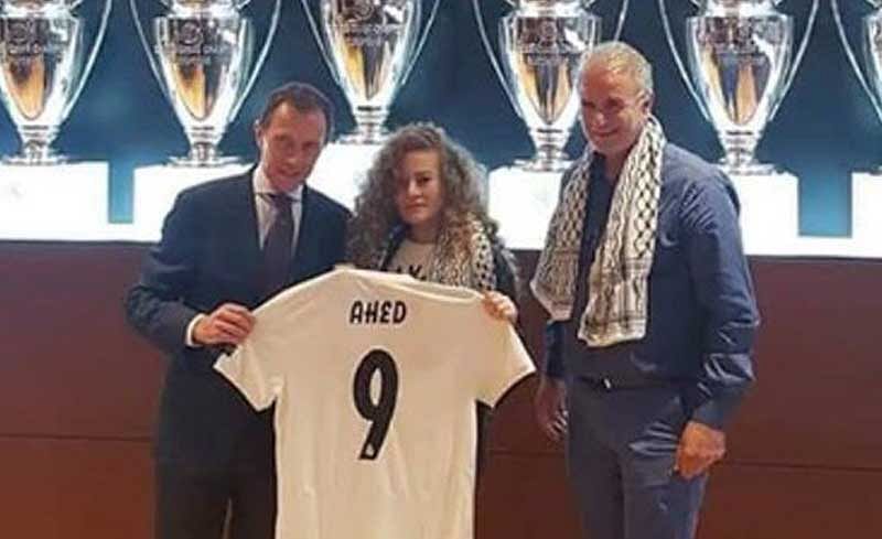 According to top Spanish sports daily Marca, she was offered a Real jersey and posed for photos with Emilio Butragueno, the club's former striker and now director of institutional relations. (Image source: Twitter)