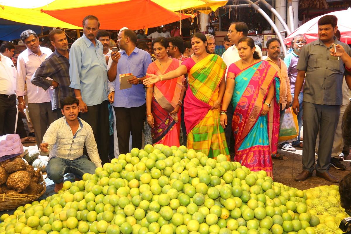 Mayor Gangambike Mallikarjun and her deputy Ramila Umashankar at the KR Market on Saturday. DH PHOTO
