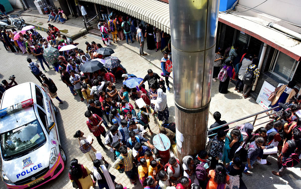 A serpentine queue of students at the Majestic terminal. (DH Photo/Ranju P)