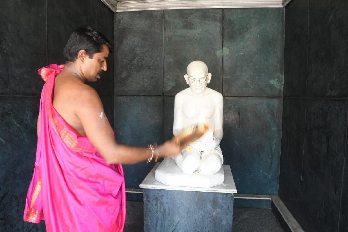 Gandhiji being offered 'aarthi' at the temple in Mangaluru. DH photo.
