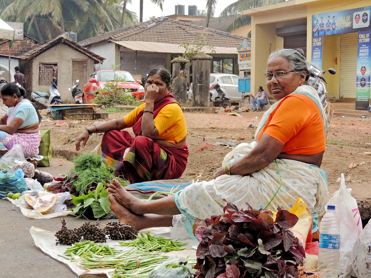 Goan (Clockwise from left) A Begumpet sari; sari is the working-class attire. Photos by author