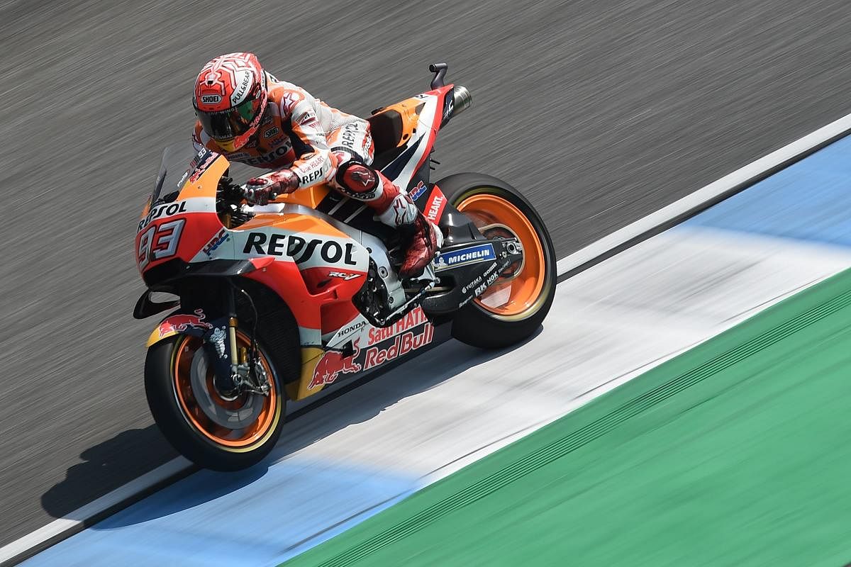 Repsol Honda Team's Spanish rider Marc Marquez rides during the pre-race warm up practice of the 2018 Thailand MotoGP at Buriram International Circuit on October 7, 2018. (Photo by LILLIAN SUWANRUMPHA / AFP)