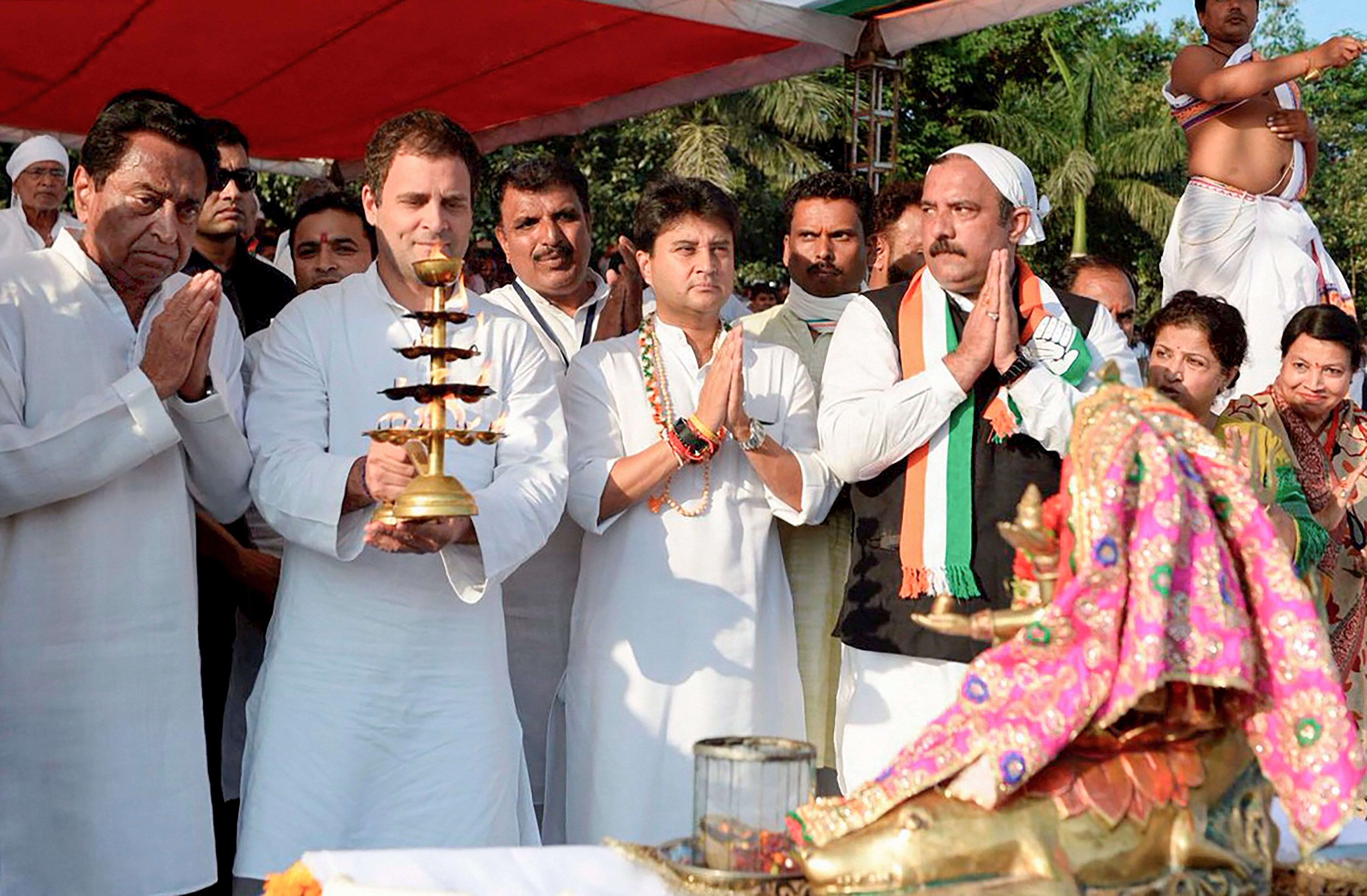 Congress president Rahul Gandhi offers prayers at Gwari Ghat, in Jabalpur, on Saturday. PTI 