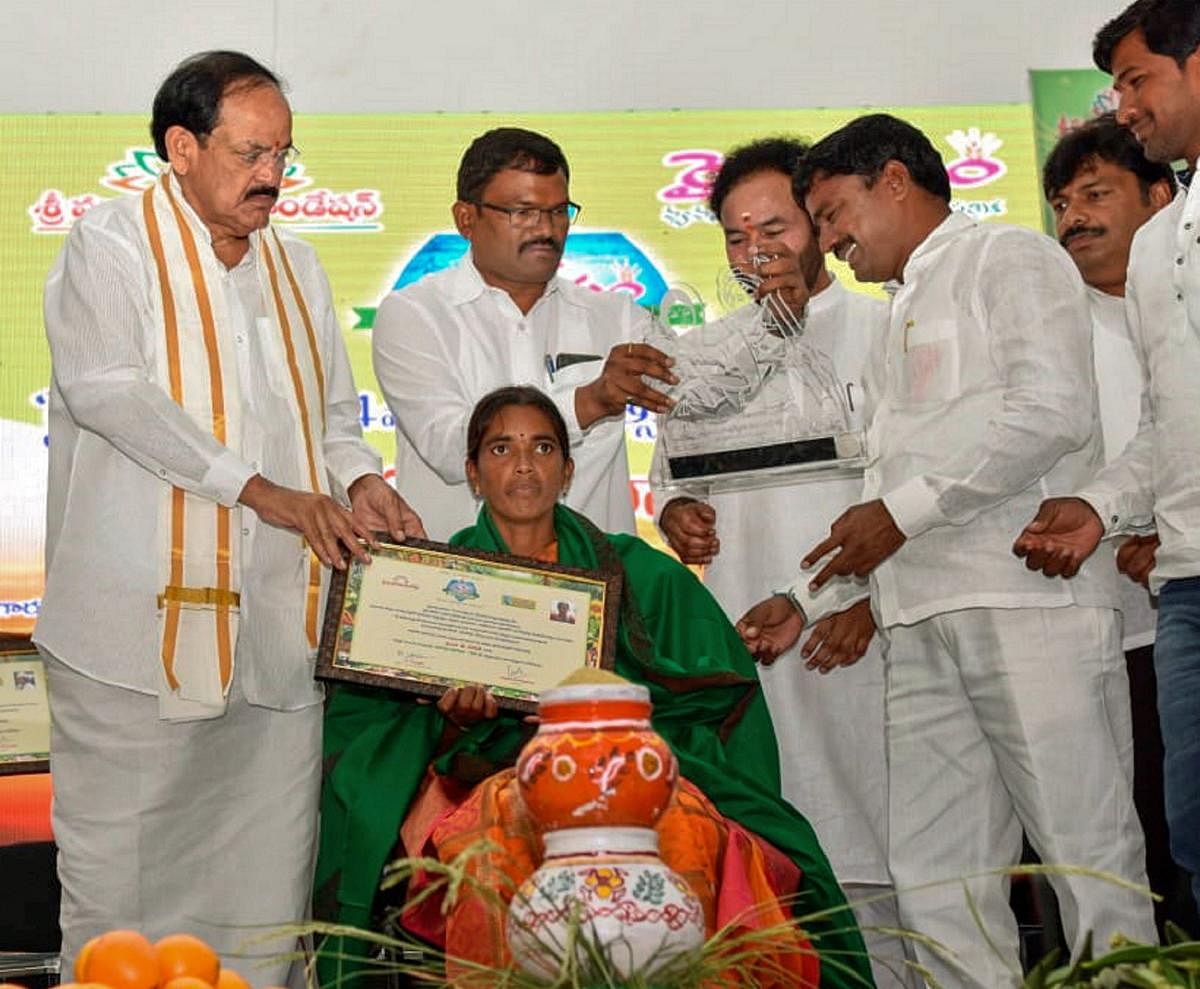 Vice President M. Venkaiah Naidu presents ‘Rythu Nestham’ awards, in Hyderabad. PTI