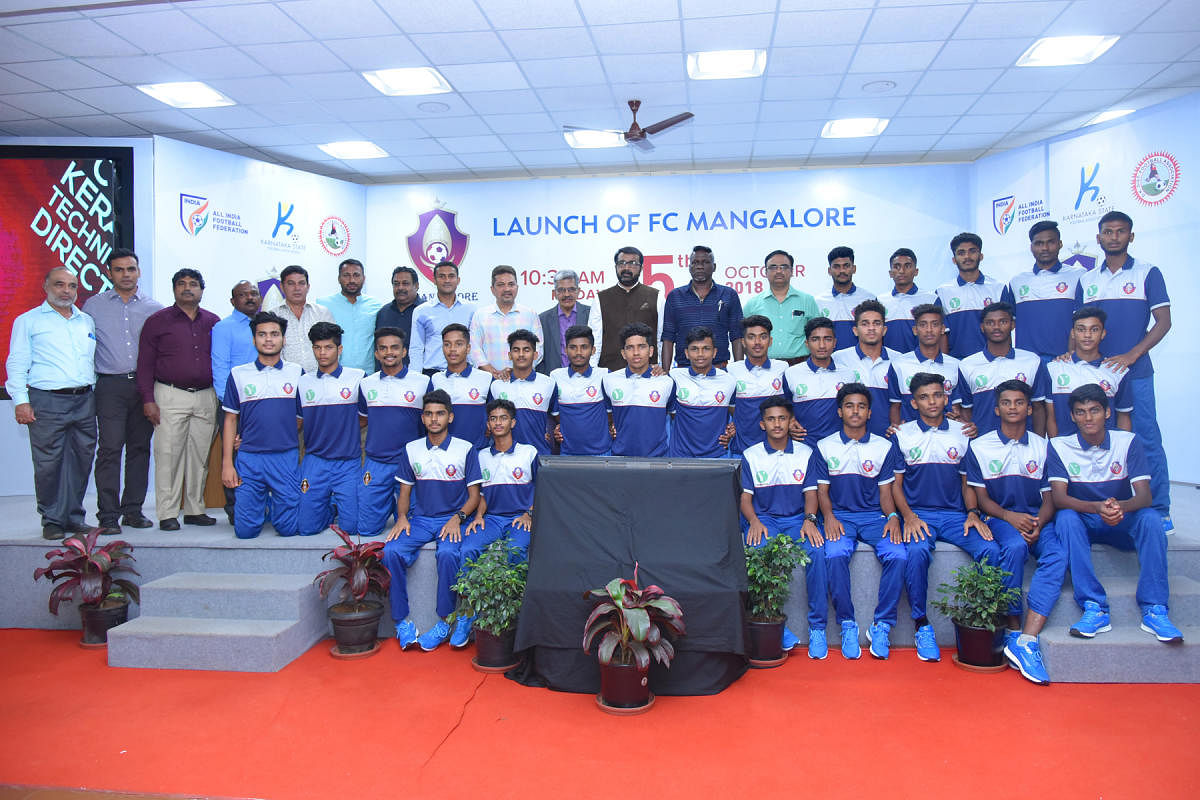 FC Mangaluru team with the dignitaries during the launch.